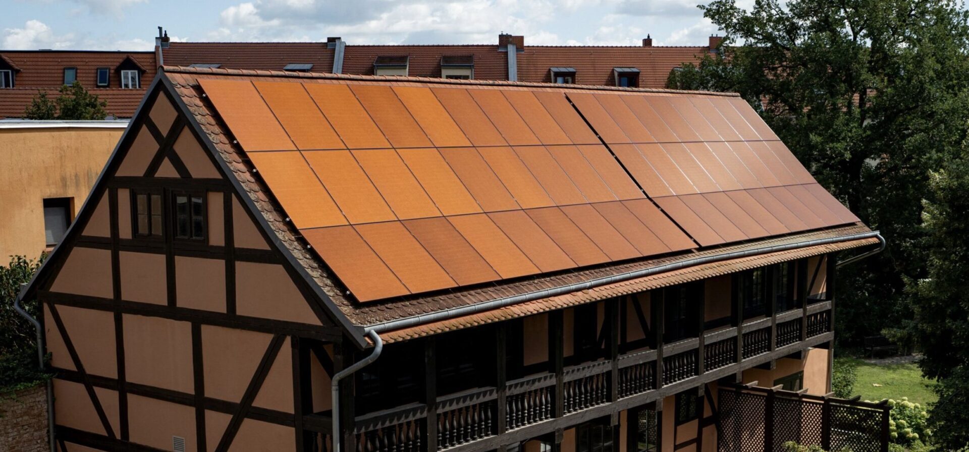 Photovoltaik bei Denkmalschutz An das Dach farblich angepasste PV-Module