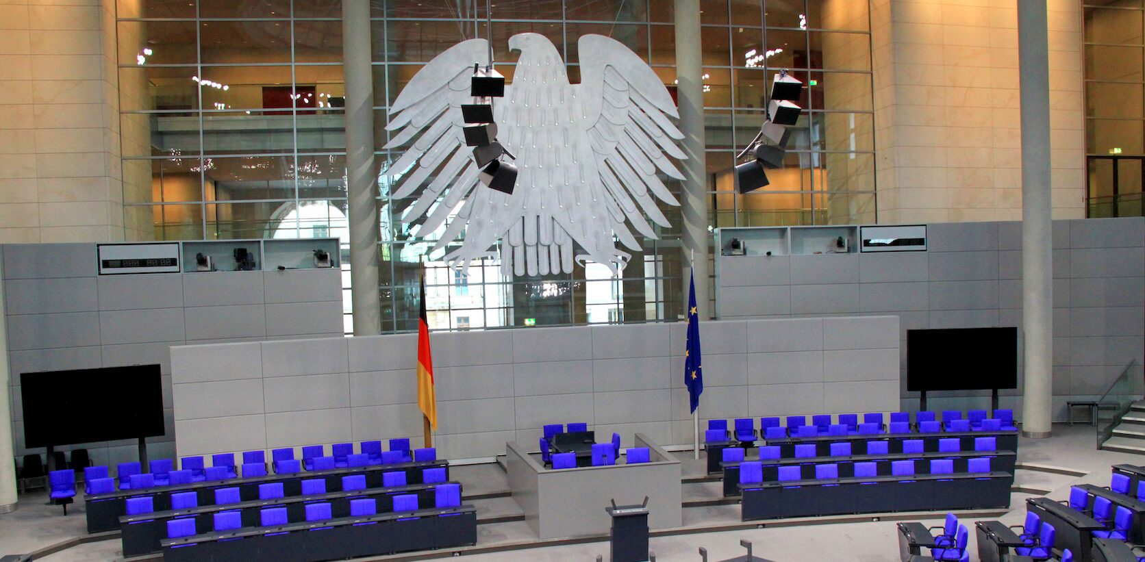 Bundestag mit leeren Stühlen.