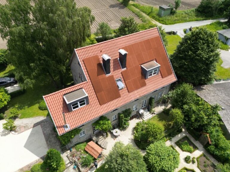 An das Dach farblich angepasste PV-Module